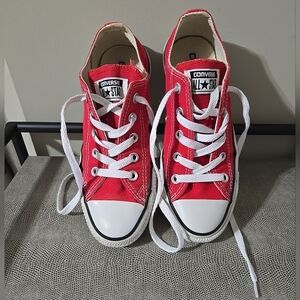 Converse Unisex Red Low Top Canvas Sneakers with White Laces Women 6 Men 4